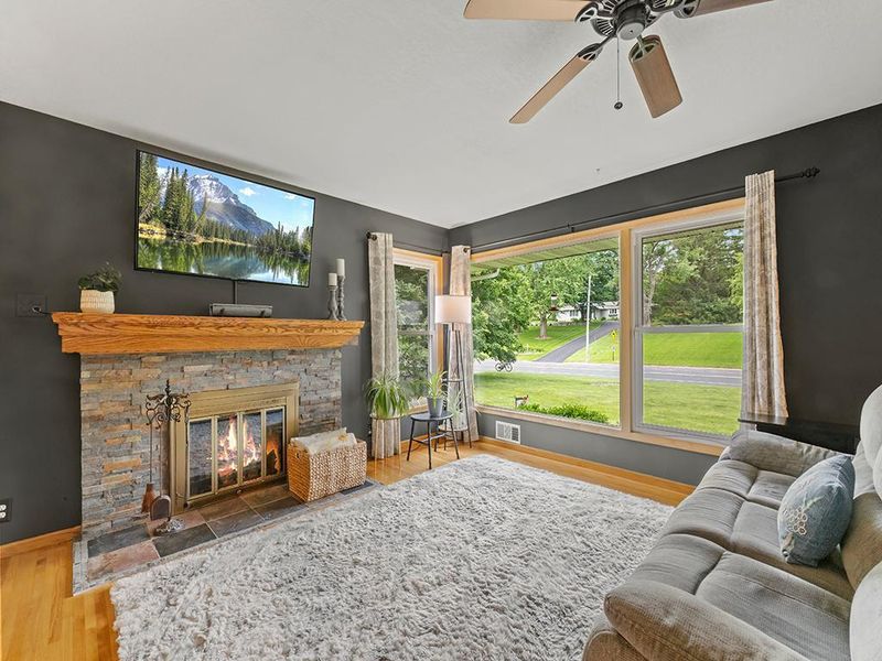 2272 Overlook Dr, Bloomington, MN 55431