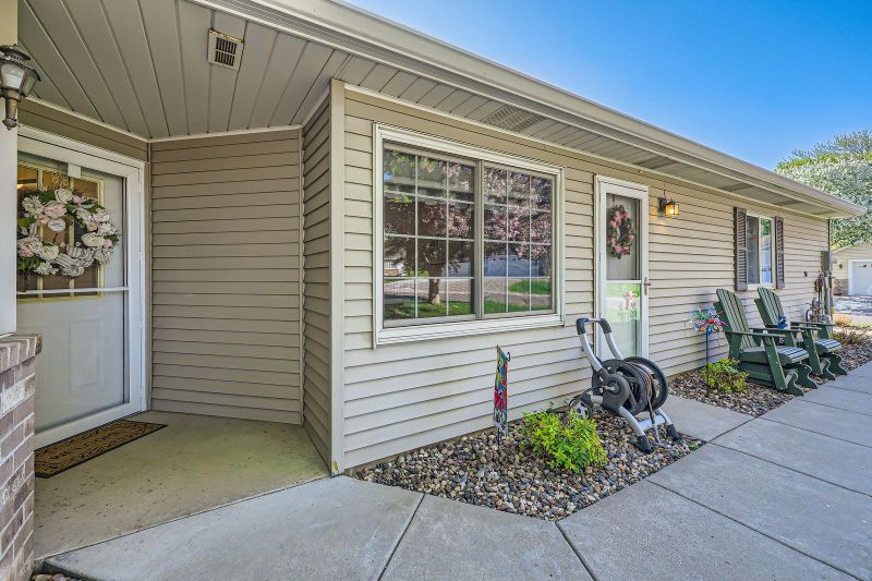 8914 Thomas Dr, Woodbury, MN 55125