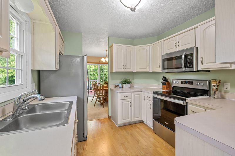 2333 Grange Ave N, Oakdale, MN 55128