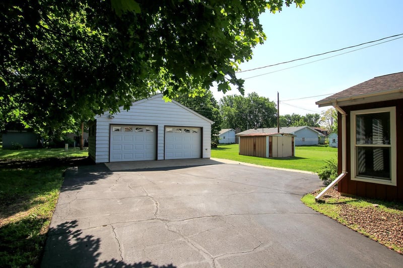 631 Mowbray St, Stewart, MN 55385