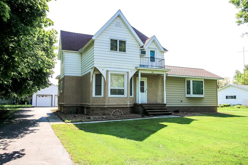 631 Mowbray St, Stewart, MN 55385