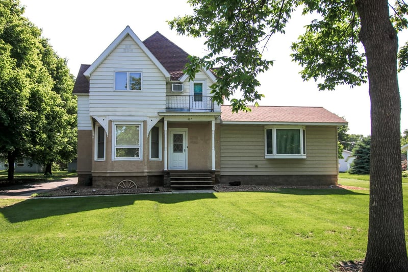 631 Mowbray St, Stewart, MN 55385
