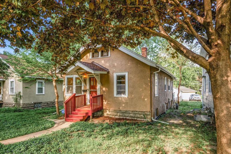 1067 27th Ave SE, Minneapolis, MN 55414