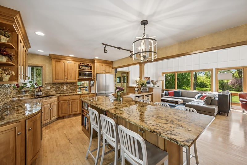 14 Eldorado Dr, Dellwood, MN 55110