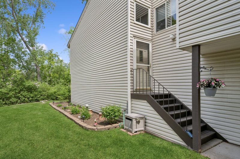 1301 Crestridge Ln, Eagan, MN 55123