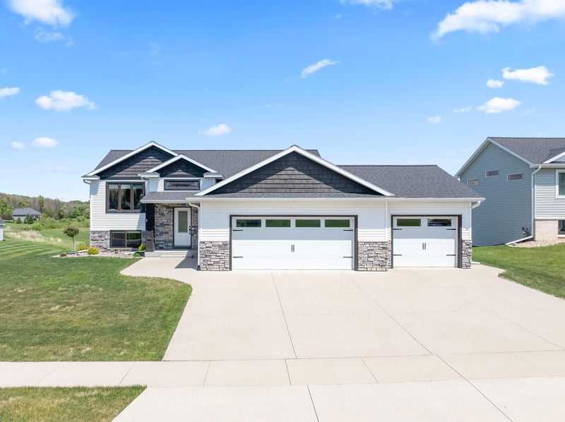 409 10th St NW, Dodge Center, MN 55927