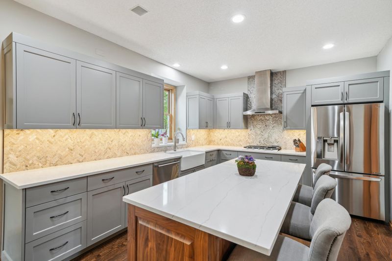 8043 Spruce Trl, Eden Prairie, MN 55347