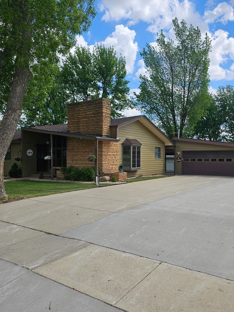 1005 8th Ave SW, Pipestone, MN 56164