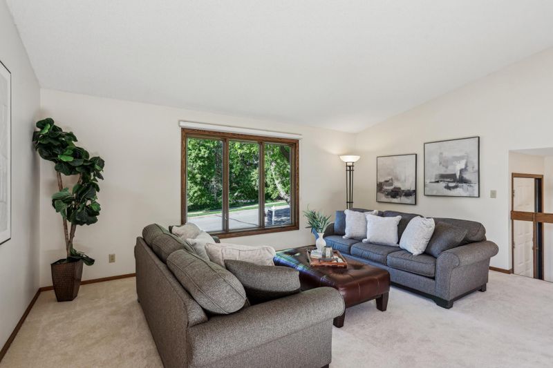 7201 Lakeview Dr, Bloomington, MN 55438