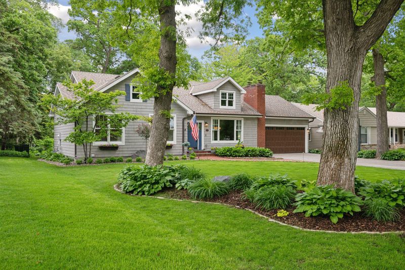 5220 W 56th St, Edina, MN 55436
