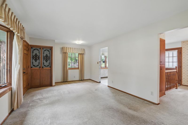 6943 Upper 5th St N, Oakdale, MN 55128