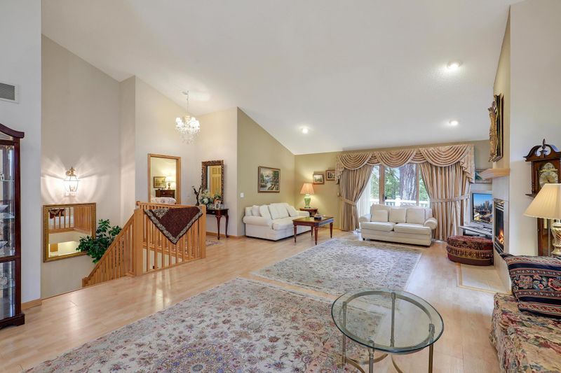8207 Norman Creek Trl, Bloomington, MN 55437