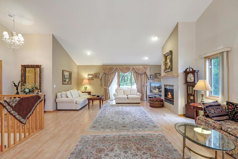 8207 Norman Creek Trl, Bloomington, MN 55437