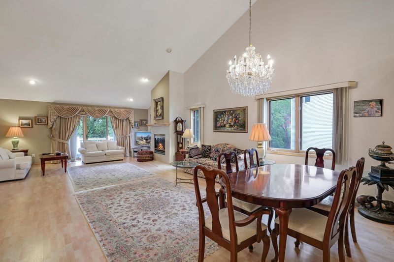 8207 Norman Creek Trl, Bloomington, MN 55437