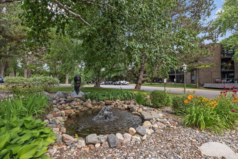 6085 Lincoln Dr #123, Edina, MN 55436