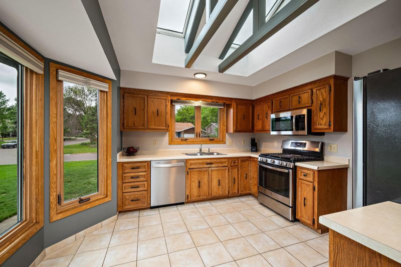 14713 Westcliffe Dr, Burnsville, MN 55306