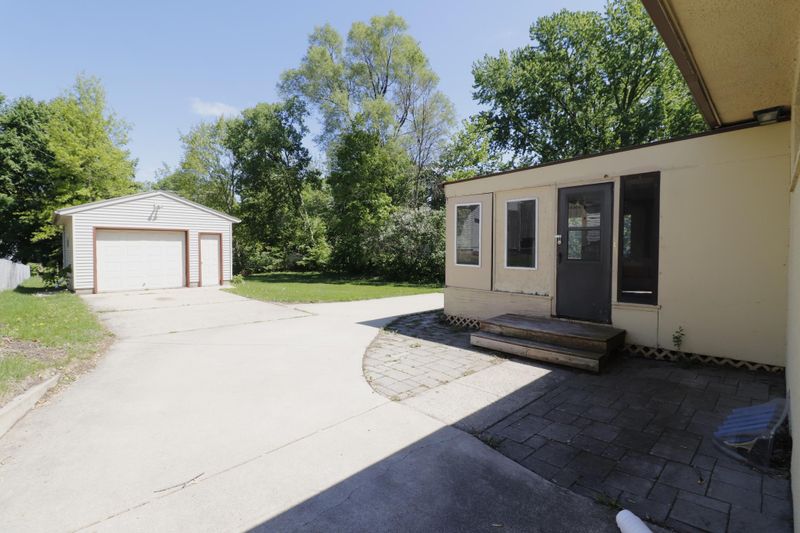 718 1st St SW, Faribault, MN 55021
