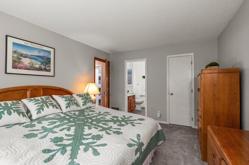 1002 Heritage Ct E #402, Vadnais Heights, MN 55127