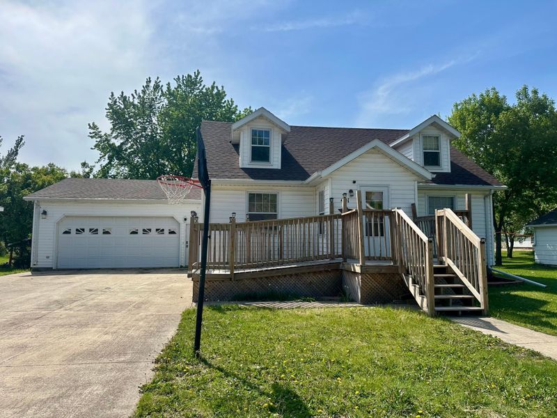 401 Lorrain St, Milroy, MN 56263