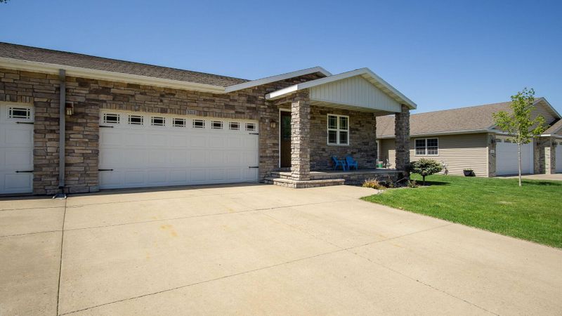 3312 White Oak Ln, Eau Claire, WI 54703