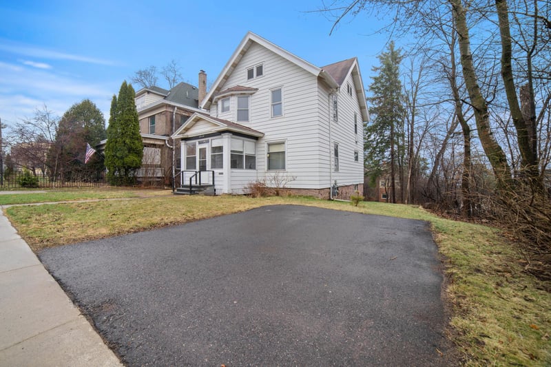 1818 E 4th St, Duluth, MN 55812