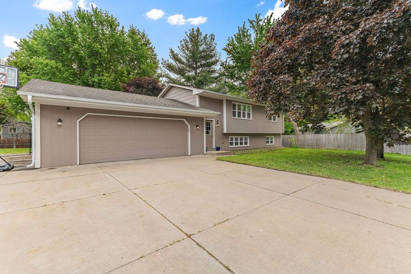 300 Iris Ln SW, Saint Michael, MN 55376