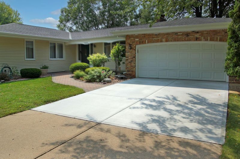 10033 Nord Rd, Bloomington, MN 55437