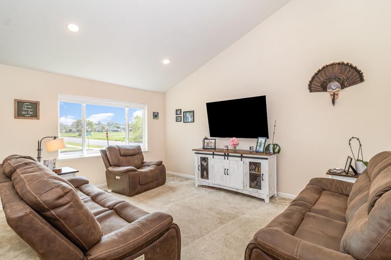 960 Ashford Rd, Belle Plaine, MN 56011