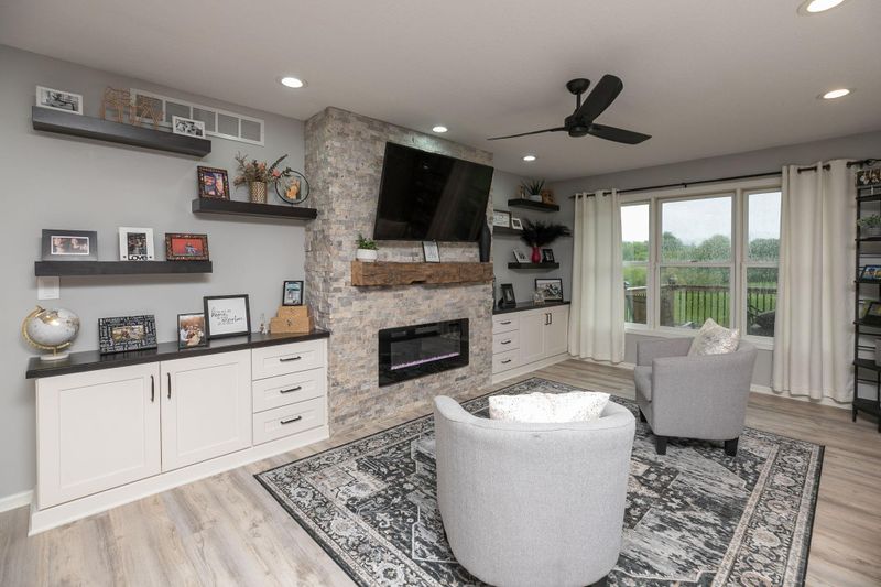907 Rodeo Dr SE, Pine Island, MN 55963