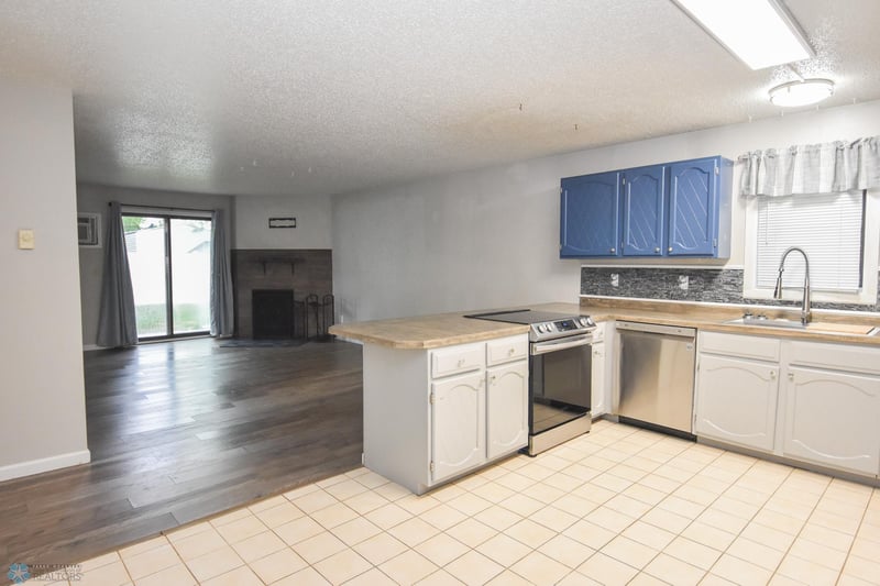 208 5th St NW #B, Dilworth, MN 56529