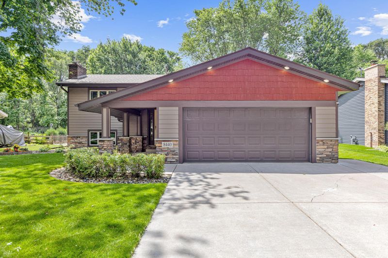 8440 Knollwood Dr, Mounds View, MN 55112