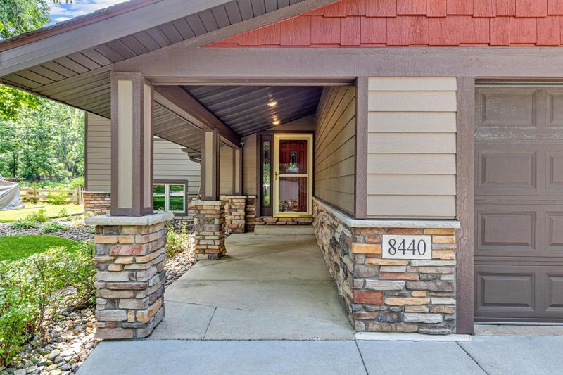 8440 Knollwood Dr, Mounds View, MN 55112