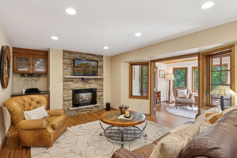 61 Deer Hills Ct, North Oaks, MN 55127