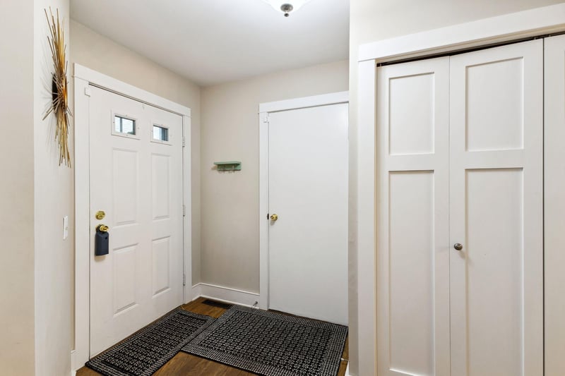 1671 Rose Hill Cir, Lauderdale, MN 55108