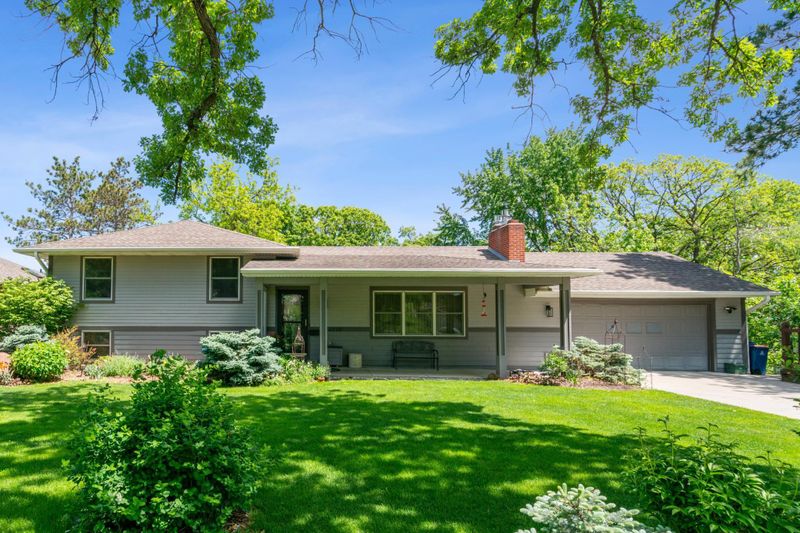 4716 Overlook Dr, Bloomington, MN 55437