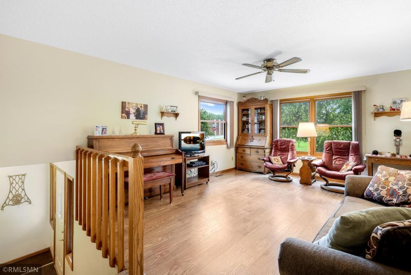 700 Knob Hill Rd, Burnsville, MN 55337