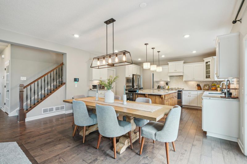 1482 Camden Ridge Dr, Chanhassen, MN 55317