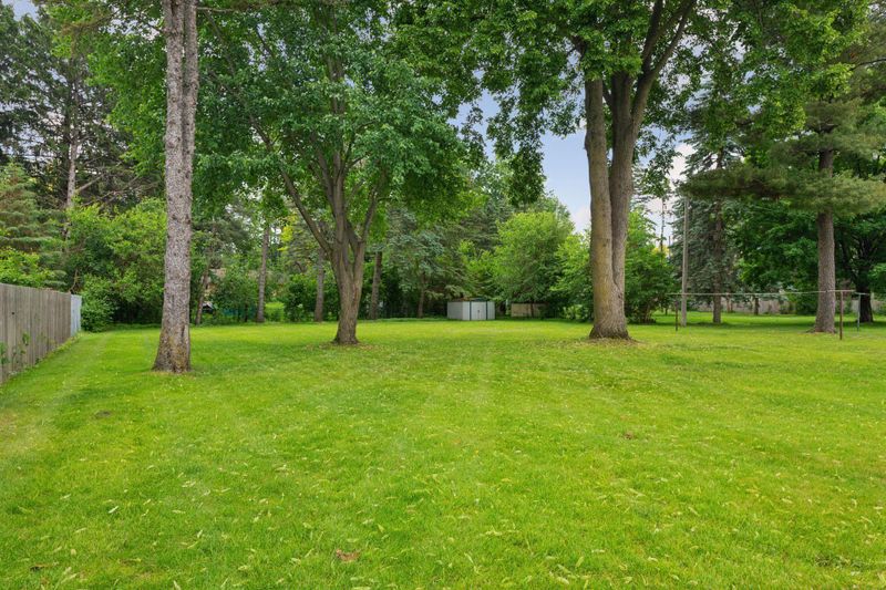 5456 Twin Lake Blvd E, Brooklyn Center, MN 55429
