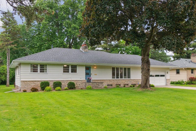 5456 Twin Lake Blvd E, Brooklyn Center, MN 55429
