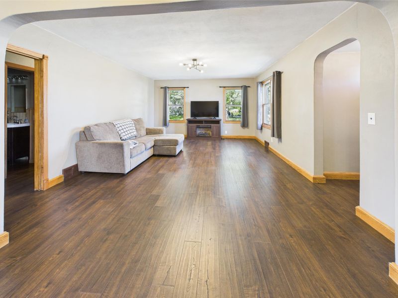 302 E 2nd St S, Melrose, MN 56352