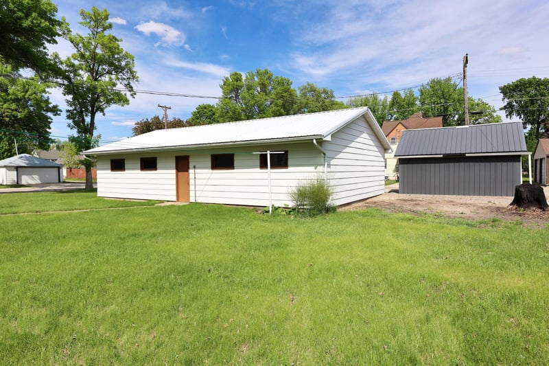 411 S 6th St, Bird Island, MN 55310
