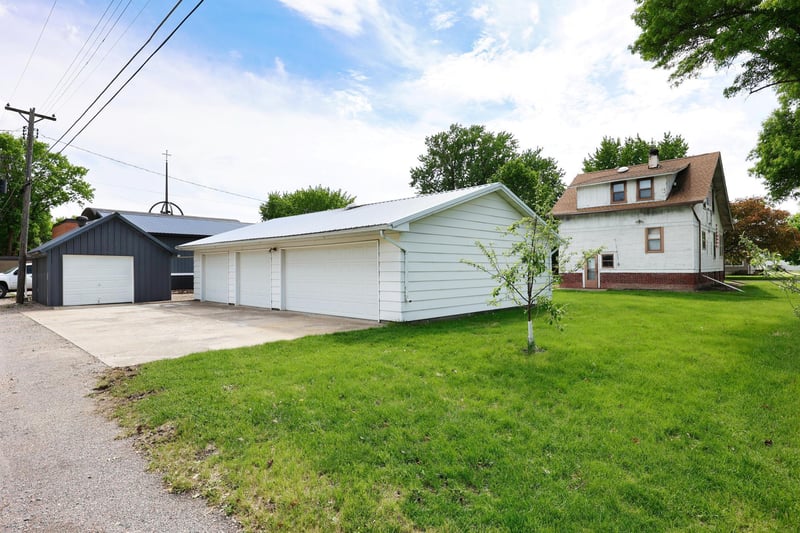 411 S 6th St, Bird Island, MN 55310