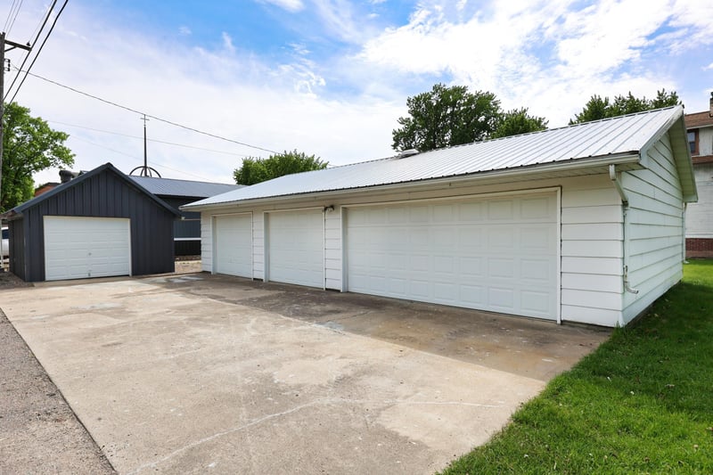 411 S 6th St, Bird Island, MN 55310