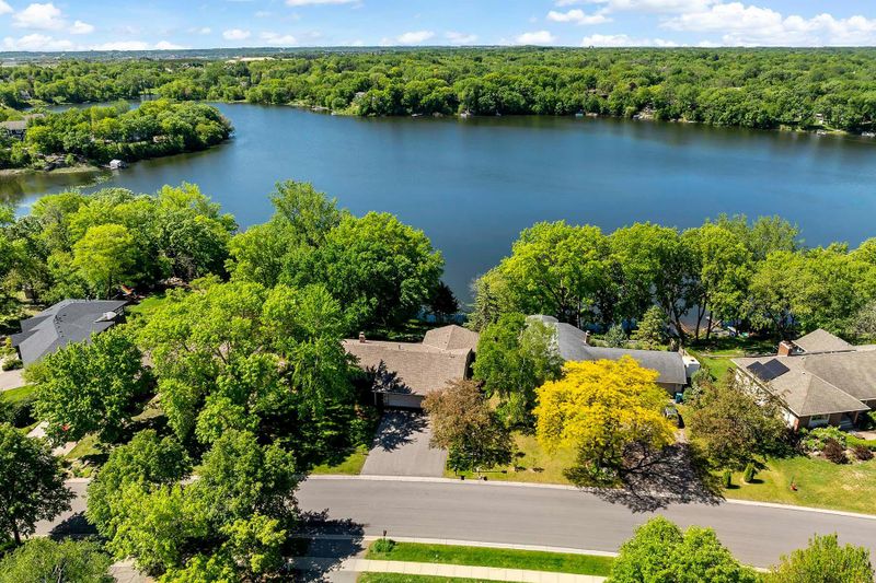 15466 Village Woods Dr, Eden Prairie, MN 55347
