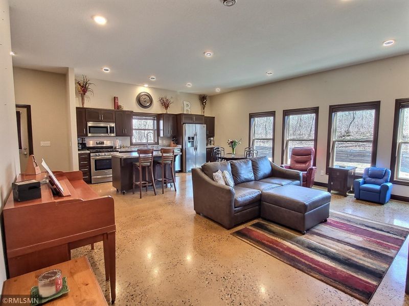8961 70th St NW, Annandale, MN 55302