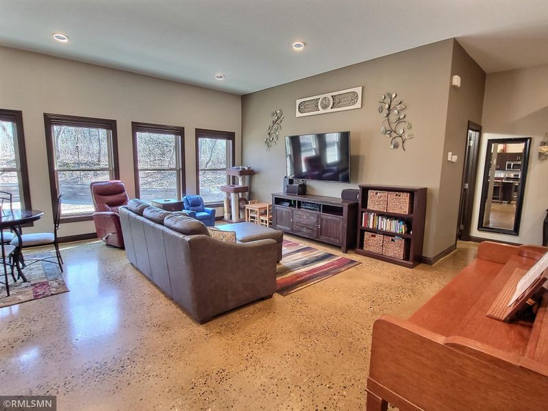 8961 70th St NW, Annandale, MN 55302