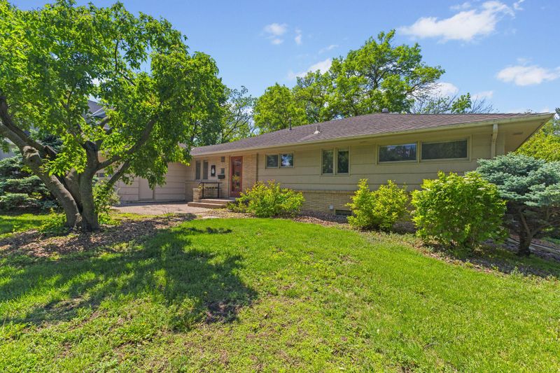 6112 Ridgeway Rd, Edina, MN 55436