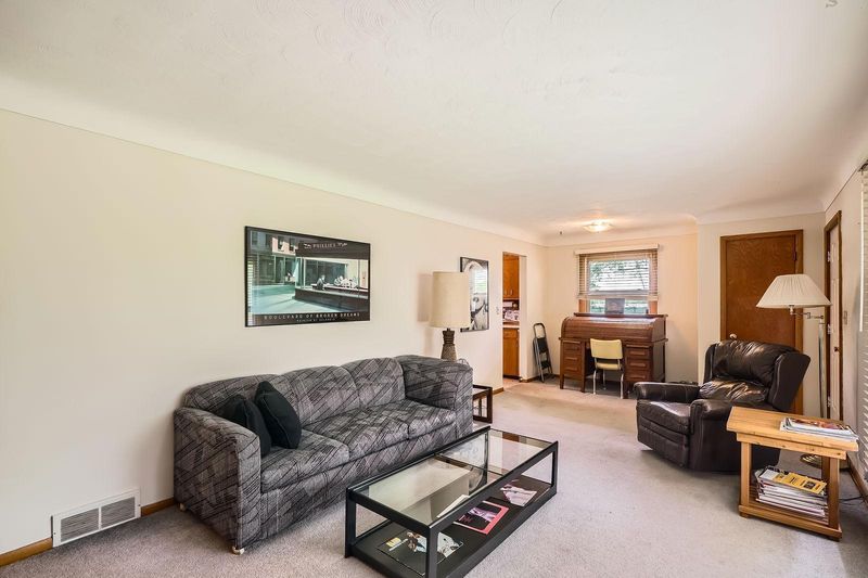 1033 Beatrice St, Eagan, MN 55121