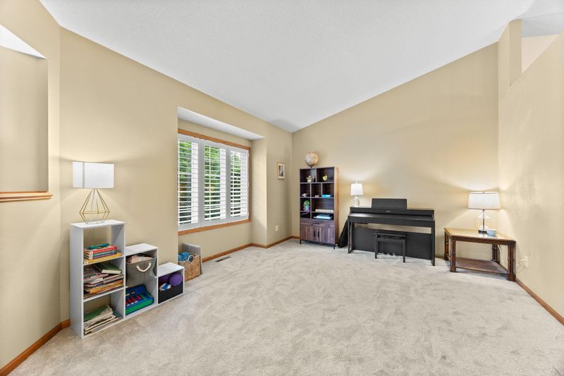 1748 Valley Ridge Pl, Chanhassen, MN 55317