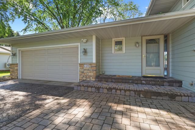 720 Tanglewood Dr, Shoreview, MN 55126